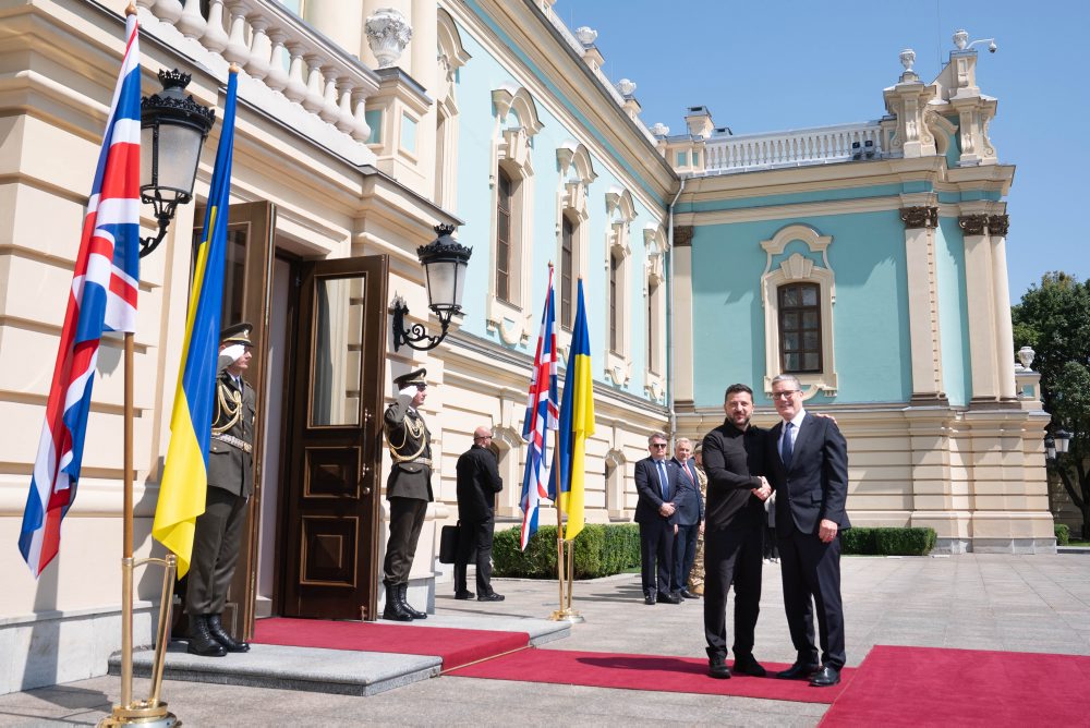 Britský premiér Keir Starmer pricestoval vlakom do Kyjeva, stretol sa aj s prezidentom Zelenským