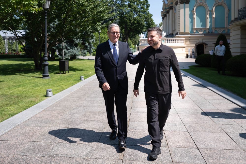 Britský premiér Keir Starmer pricestoval vlakom do Kyjeva, stretol sa aj s prezidentom Zelenským