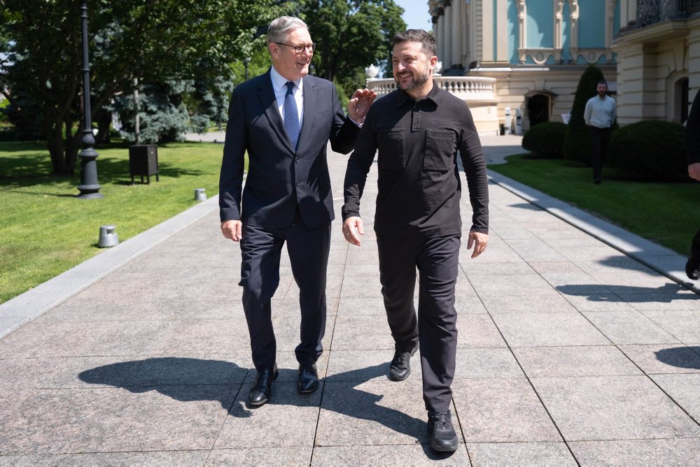 Britský premiér Keir Starmer pricestoval vlakom do Kyjeva, stretol sa aj s prezidentom Zelenským