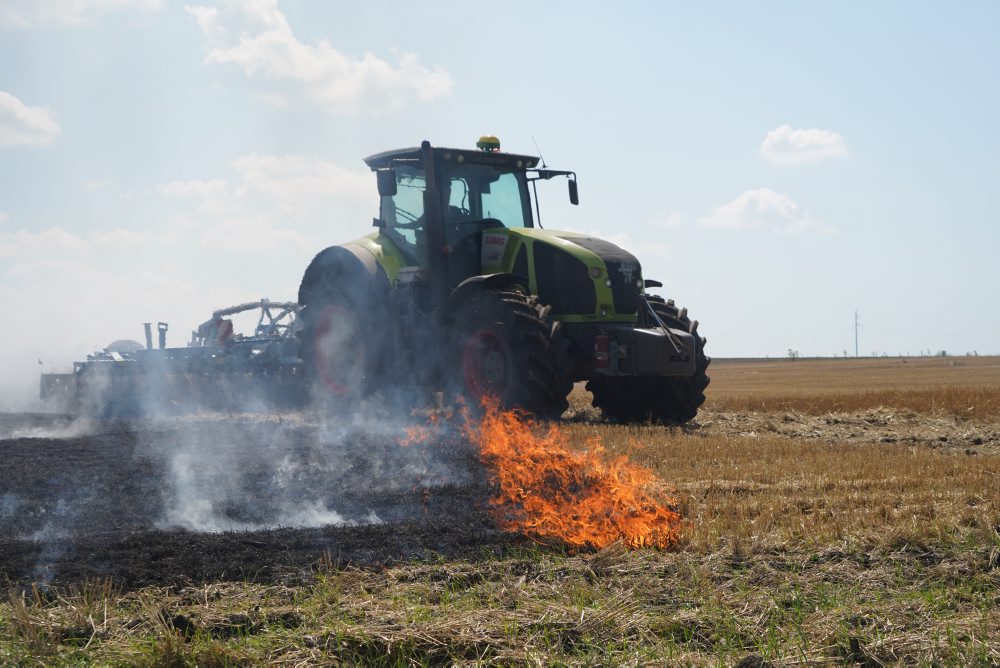 Útok ruského dronu na pole s úrodou na východe Ukrajiny