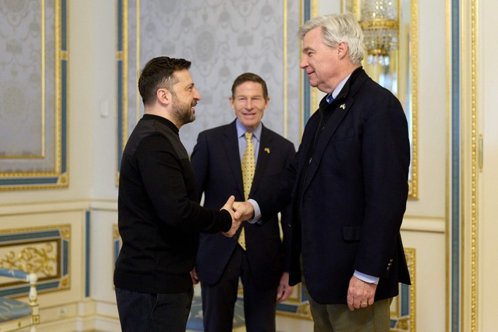 Americkí demokratickí senátori Sheldon Whitehouse a Richard Blumenthal sa v Kyjeve stretli s prezidentom Zelenským 