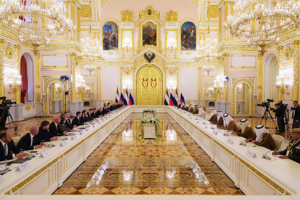 Prezident Spojených arabských emirátov, šejk Muhammad bin Zajíd Al Nahjan pricestoval na návštevu Ruska, v Kremli sa stretol s Putinom