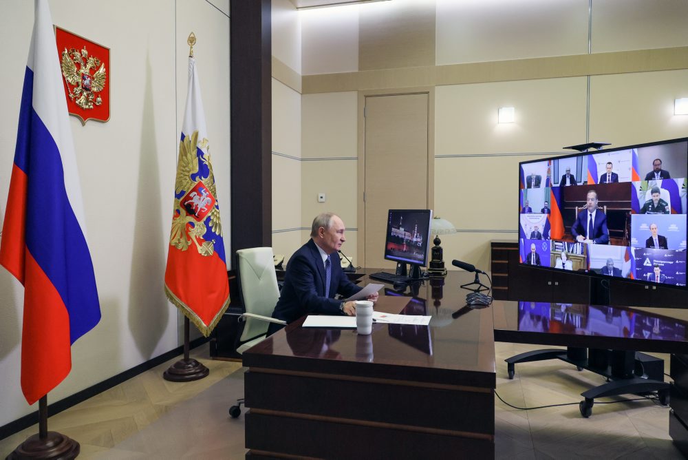 Vladimir Putin na zasadnutí kybernetickej bezpečnosti v rezidencii Novo-Ogarjovo pri Moskve
