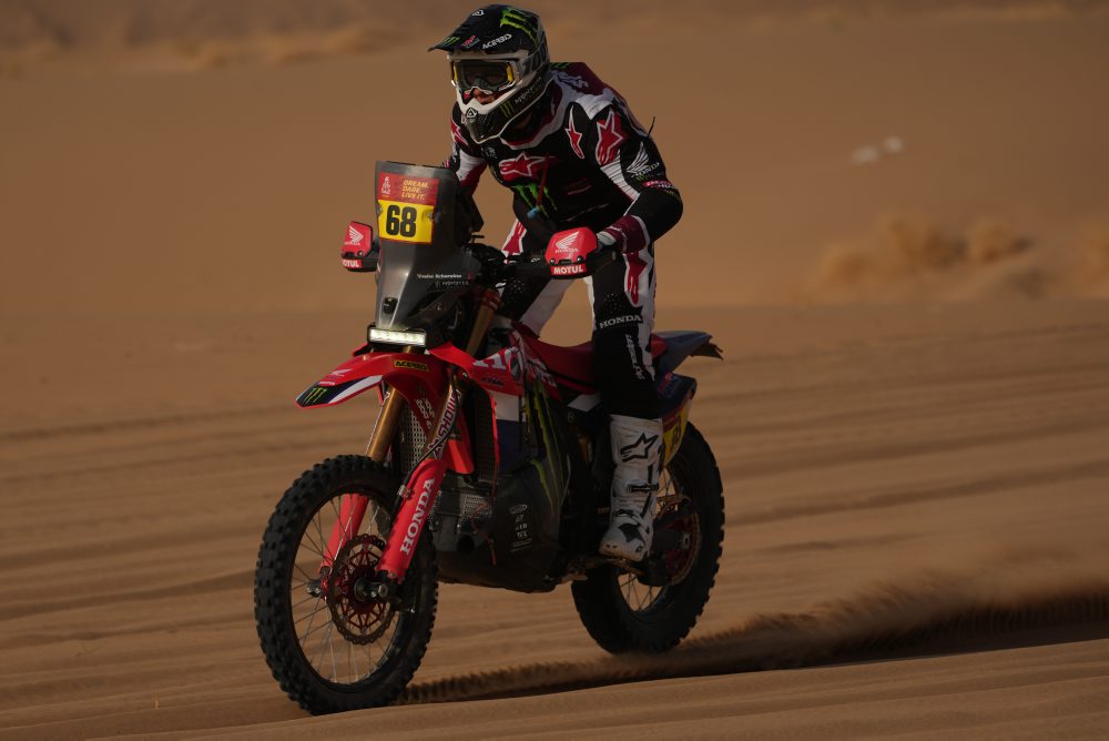 Dakar: Benavides zvíťazil v kategórii motoriek o dve sekundy pred Brabcom
