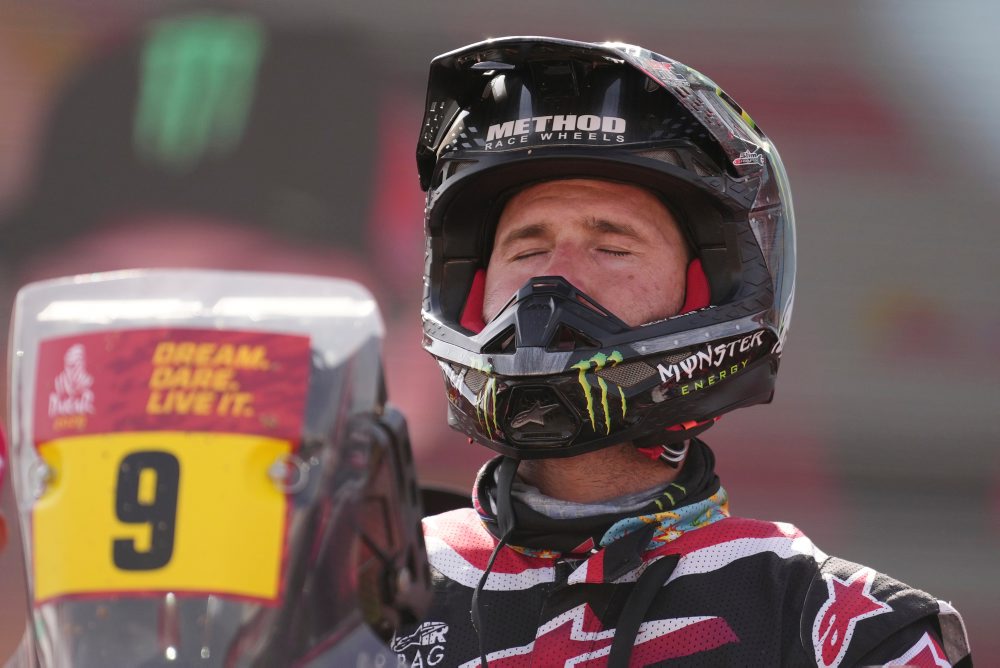 Dakar: Benavides zvíťazil v kategórii motoriek o dve sekundy pred Brabcom