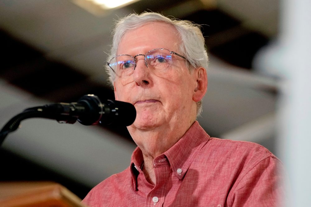 USA: Senátor McConnell po týždňoch mlčania odhalil príčinu svojej hospitalizácie