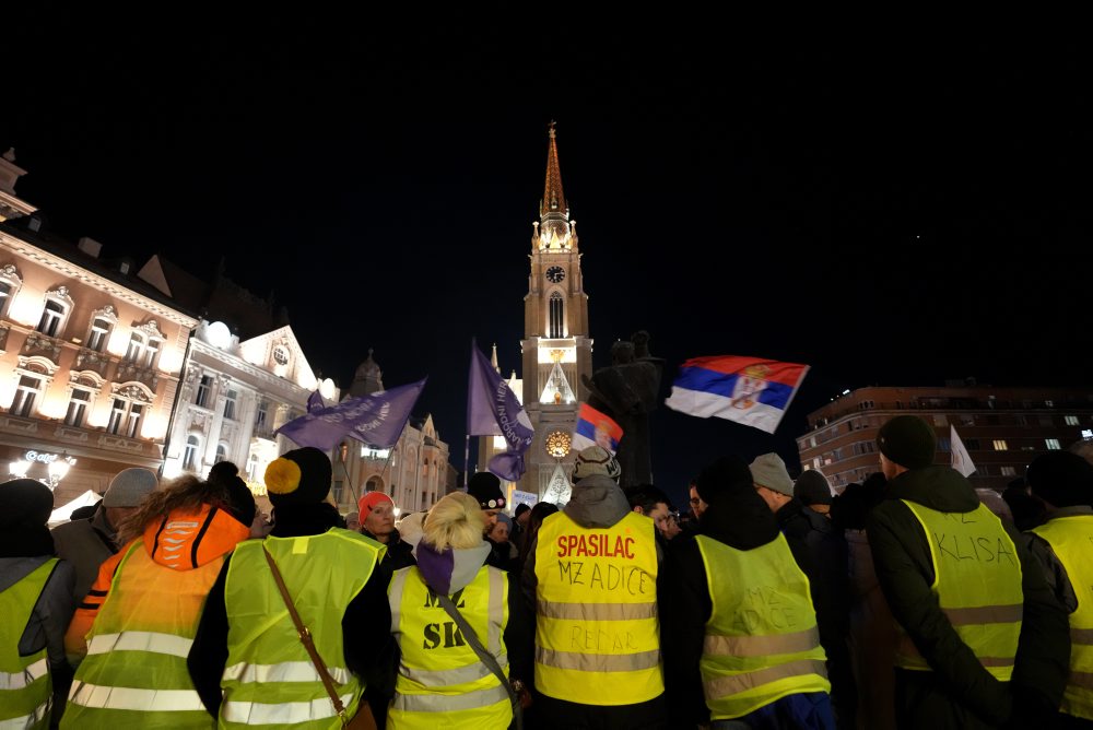 Srbsko: Proti korupcii opätovne protestovali v Novom Sade tisícky ľudí