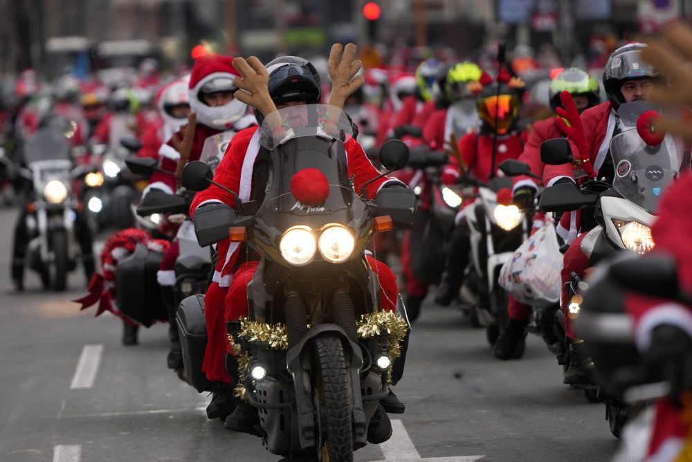 Motocyklisti v kostýmoch Santa Clausa v Belehrade
