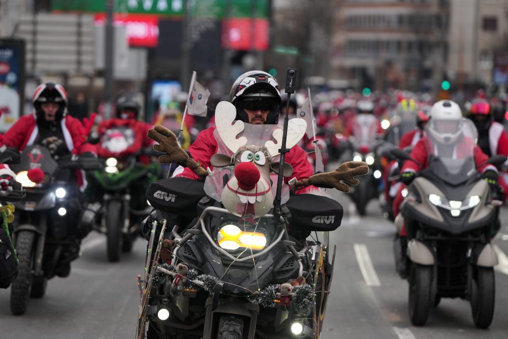 Motocyklisti v kostýmoch Santa Clausa v Belehrade