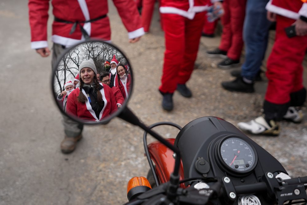 Motocyklisti v kostýmoch Santa Clausa v Belehrade