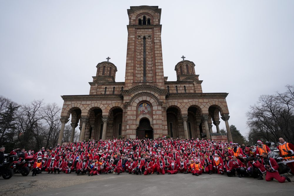 Motocyklisti v kostýmoch Santa Clausa v Belehrade