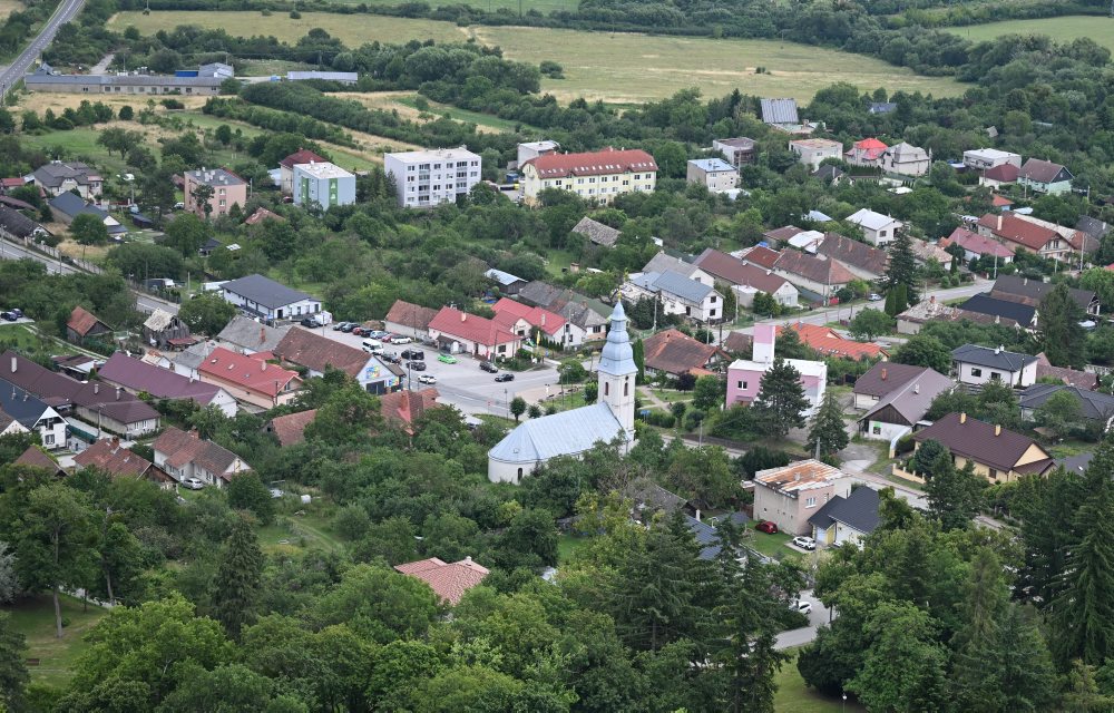 Pohľad na obec Slanec z hradu