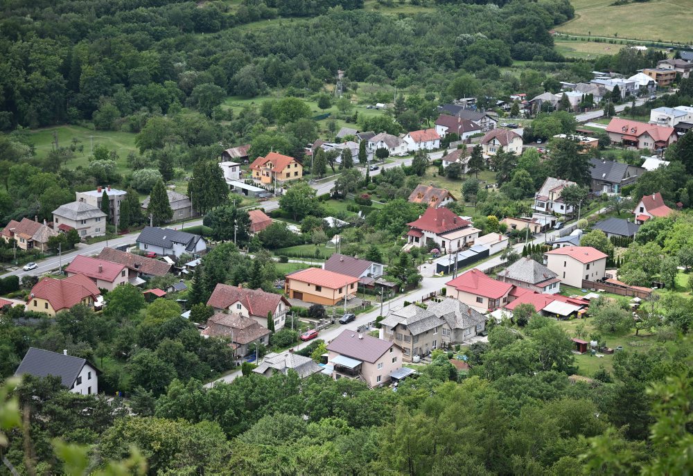 Pohľad na obec Slanec z hradu