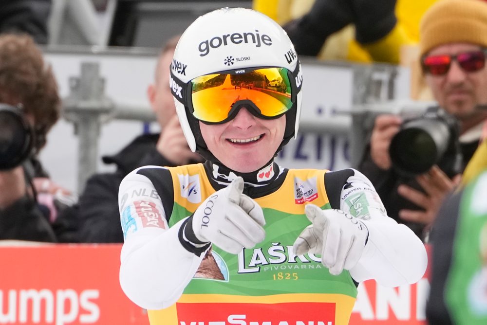 Slovinec Domen Prevc získal veľký krištáľový glóbus pre celkového víťaza seriálu Svetového pohára v letoch na lyžiach