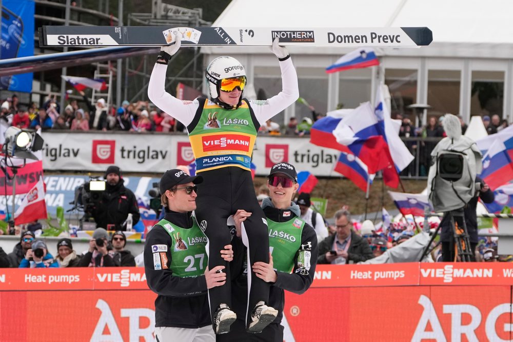 Slovinec Domen Prevc získal veľký krištáľový glóbus pre celkového víťaza seriálu Svetového pohára v letoch na lyžiach