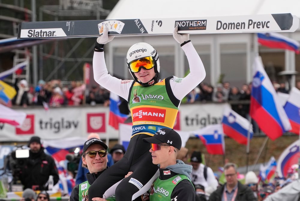Slovinec Domen Prevc získal veľký krištáľový glóbus pre celkového víťaza seriálu Svetového pohára v letoch na lyžiach