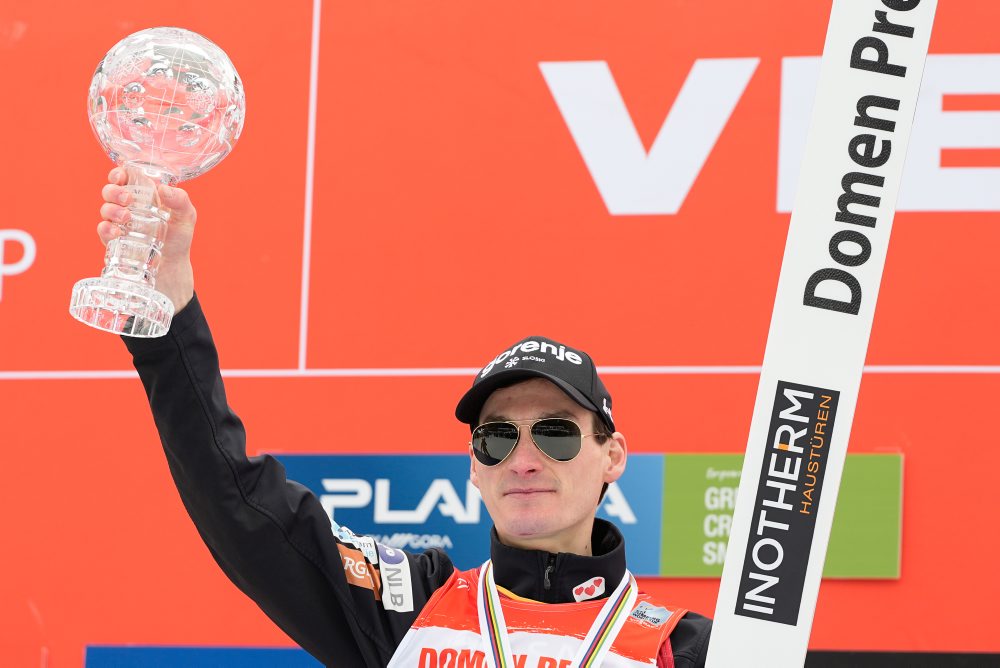 Slovinec Domen Prevc získal veľký krištáľový glóbus pre celkového víťaza seriálu Svetového pohára v letoch na lyžiach