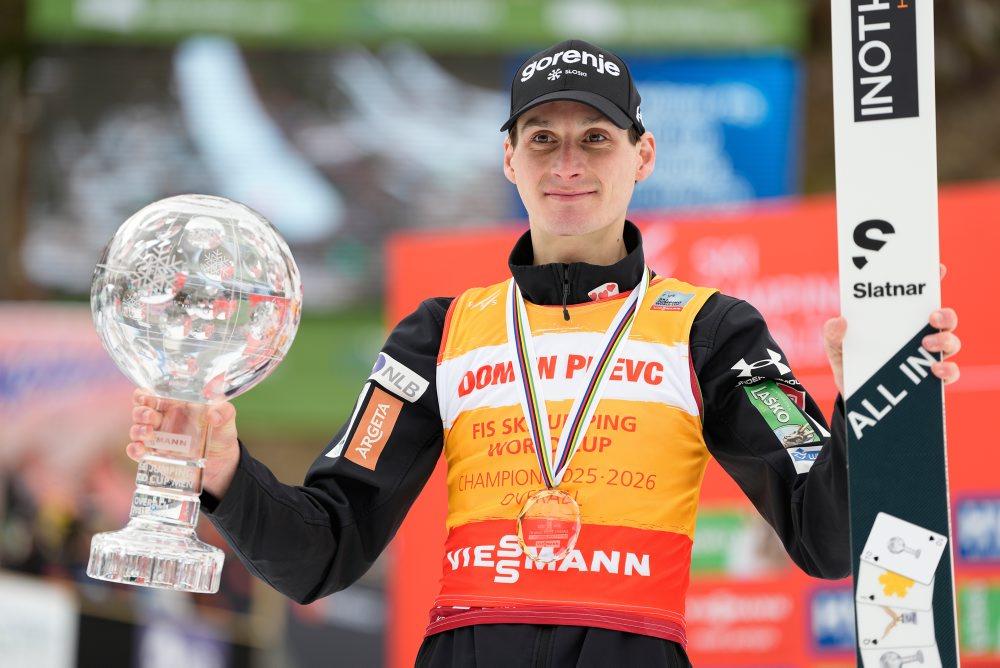 Slovinec Domen Prevc získal veľký krištáľový glóbus pre celkového víťaza seriálu Svetového pohára v letoch na lyžiach