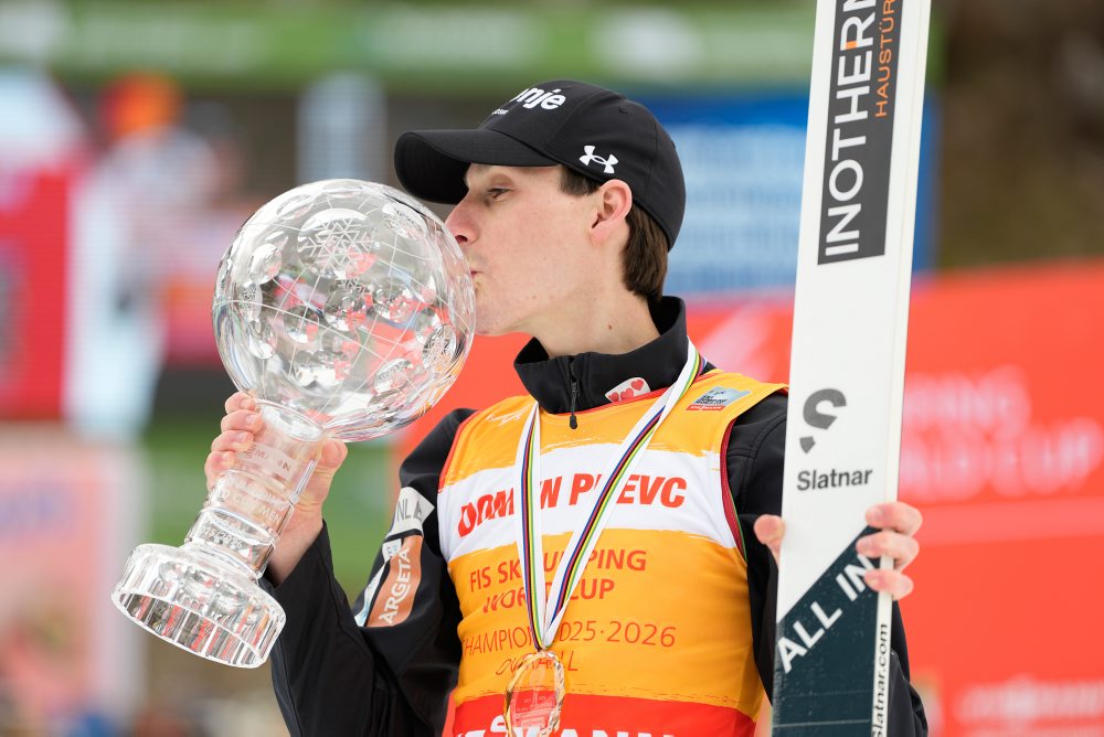 Slovinec Domen Prevc získal veľký krištáľový glóbus pre celkového víťaza seriálu Svetového pohára v letoch na lyžiach