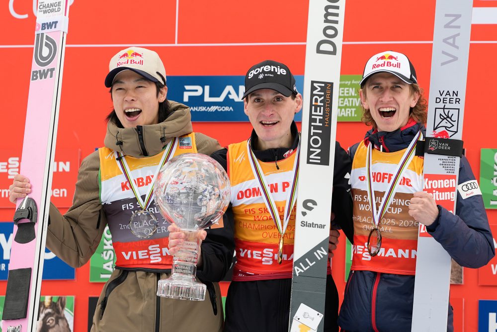 Slovinec Domen Prevc získal veľký krištáľový glóbus pre celkového víťaza seriálu Svetového pohára v letoch na lyžiach