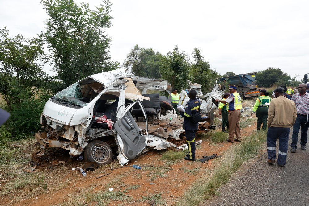 Najmenej 13 žiakov zomrelo po zrážke školského minibusu s nákladným autom