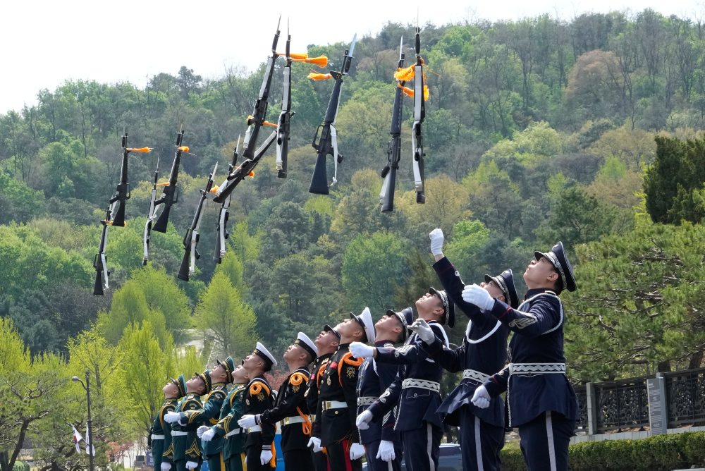Vojaci juhokórejskej čestnej stráže predviedli cvičenie na Národnom cintoríne v Soule