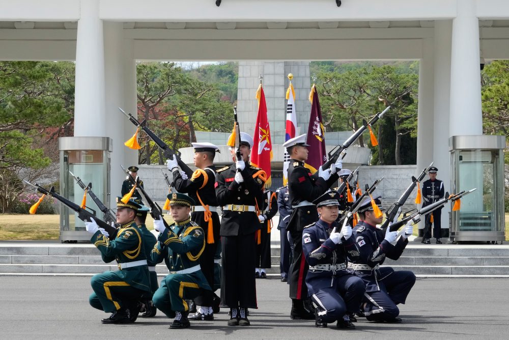 Vojaci juhokórejskej čestnej stráže predviedli cvičenie na Národnom cintoríne v Soule
