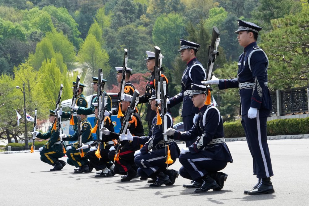 Vojaci juhokórejskej čestnej stráže predviedli cvičenie na Národnom cintoríne v Soule