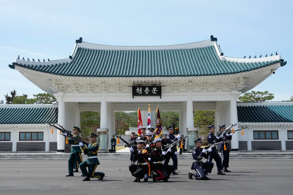 Vojaci juhokórejskej čestnej stráže predviedli cvičenie na Národnom cintoríne v Soule