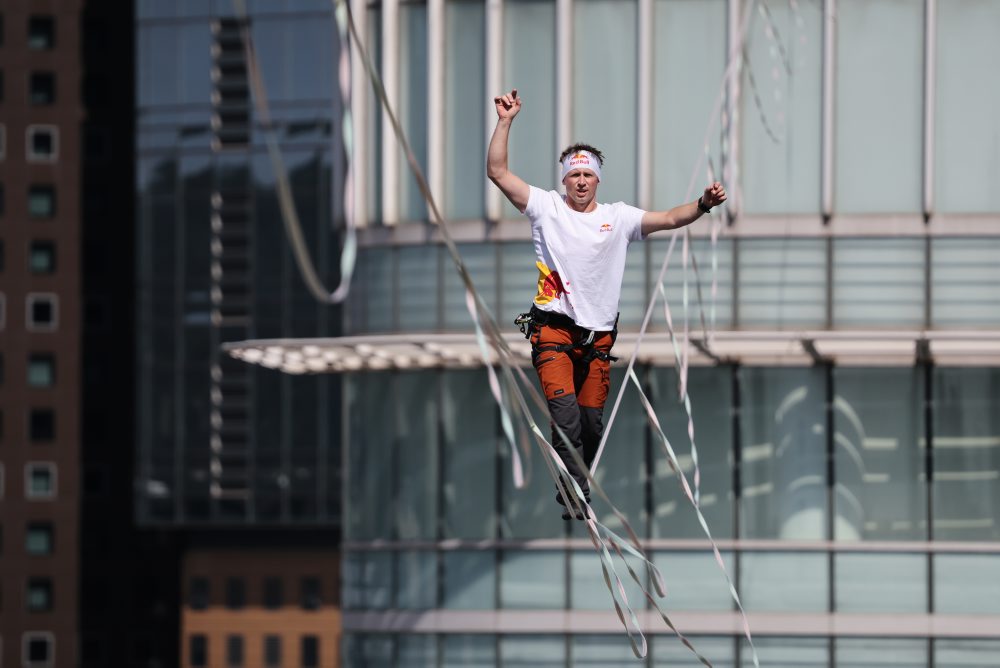 Estónsky slackliner Jaan Roose v Soule
