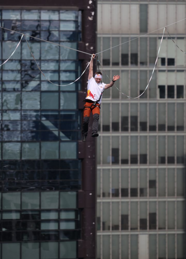 Estónsky slackliner Jaan Roose v Soule