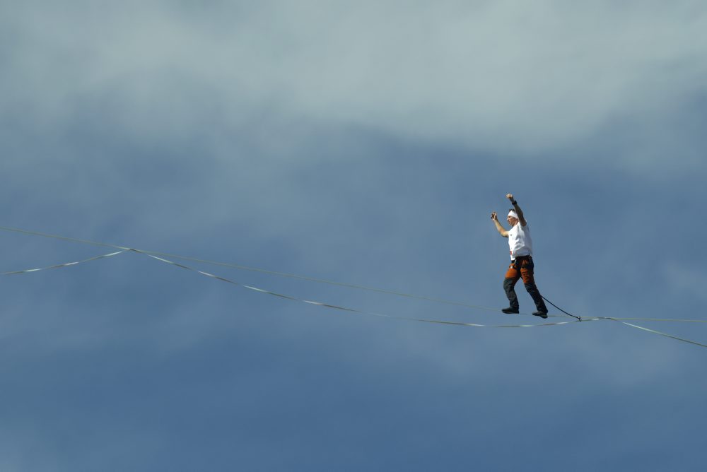 Estónsky slackliner Jaan Roose v Soule