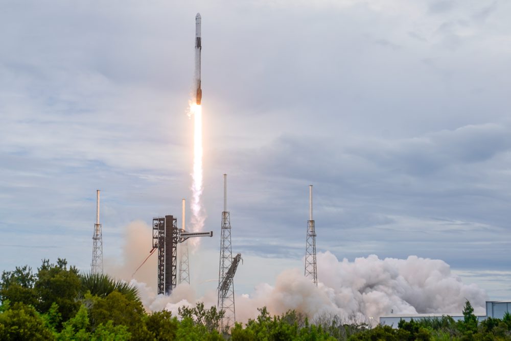 Štart rakety spoločnosti SpaceX, ktorá vynesie do vesmíru prvé AI čipy firmy Google