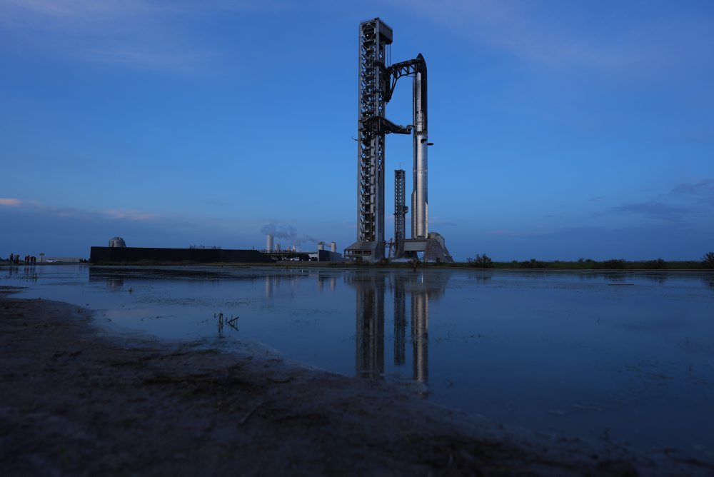 Prípravy na testovací let rakety Starship na základni v Starbase 