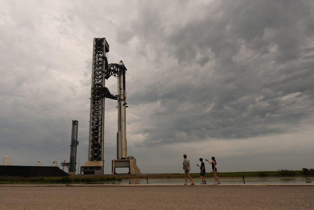 Prípravy na testovací let rakety Starship na základni v Starbase 