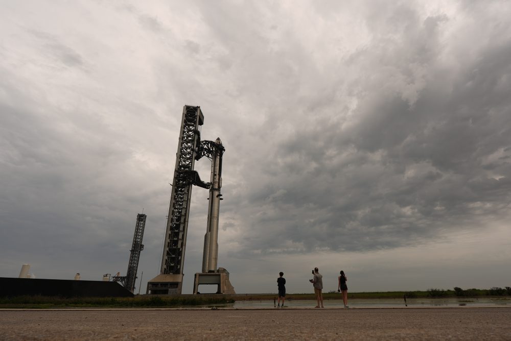 Prípravy na testovací let rakety Starship na základni v Starbase 