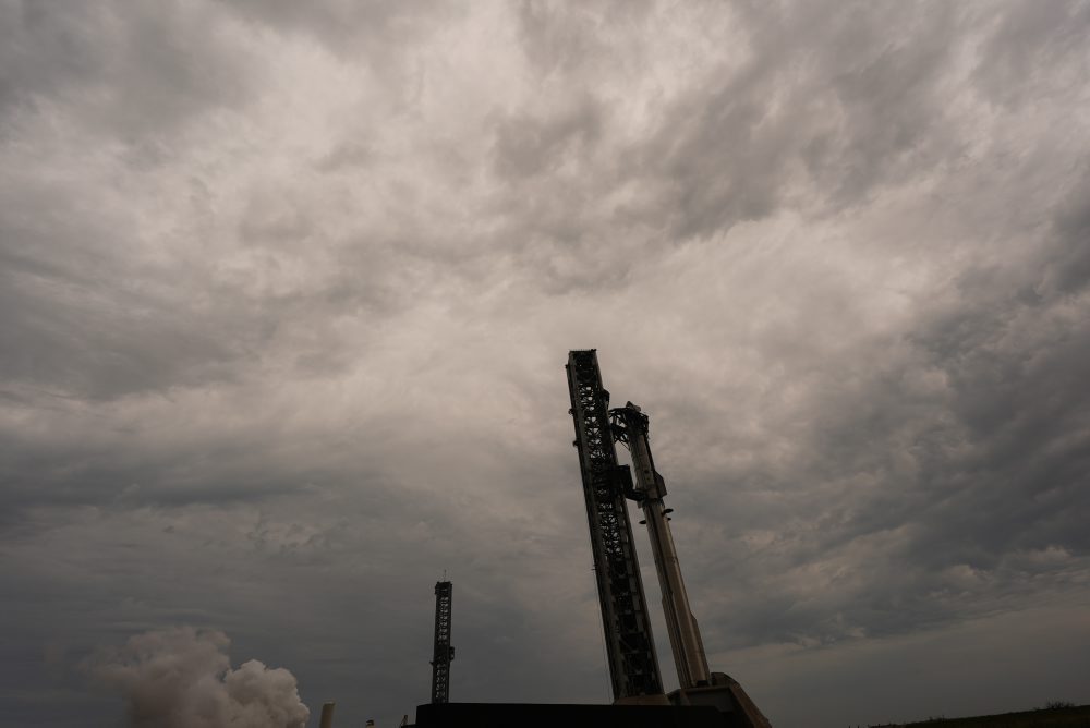 Prípravy na testovací let rakety Starship na základni v Starbase 