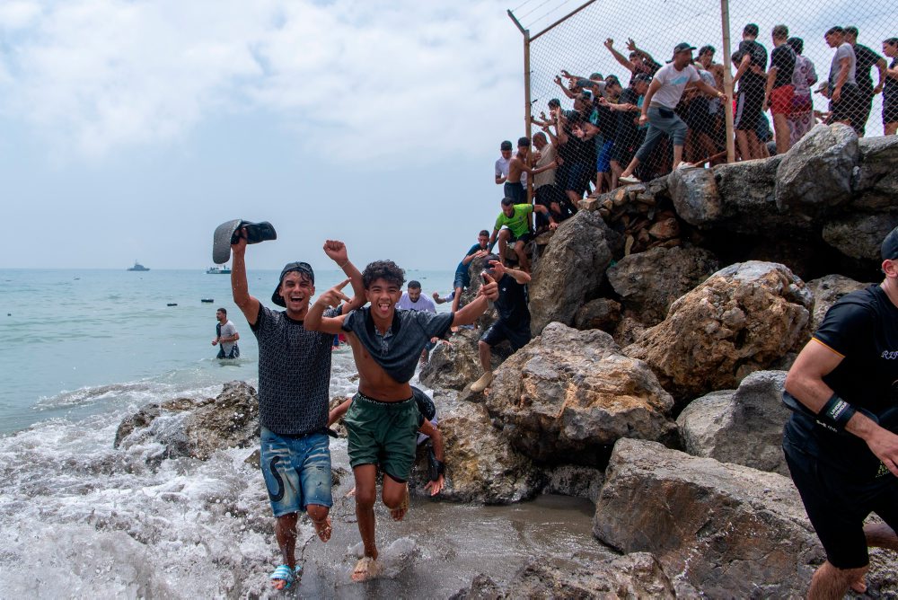 Tisíce migrantov prenikli do enklávy Ceuta