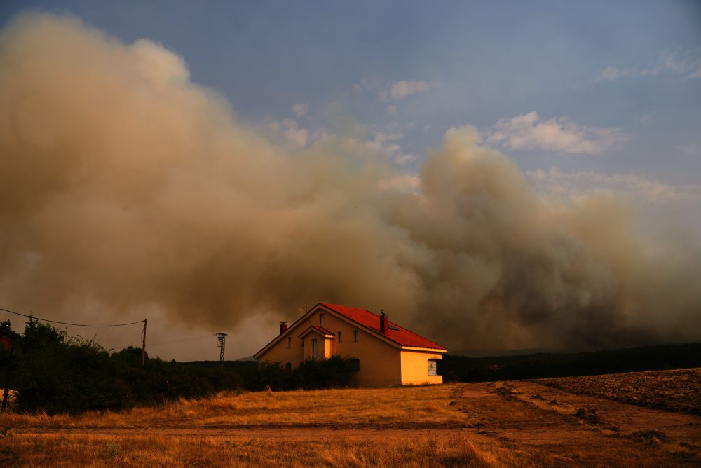 Španielsko: Lesný požiar neďaleko Madridu si vynútil evakuáciu troch dedín