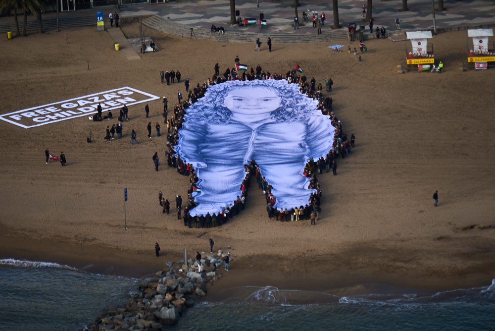 Nadrozmerný portrét 5-ročného palestínskeho dievčaťa, ktoré prišlo o život počas izraelskej invázie na Pásmo Gazy  