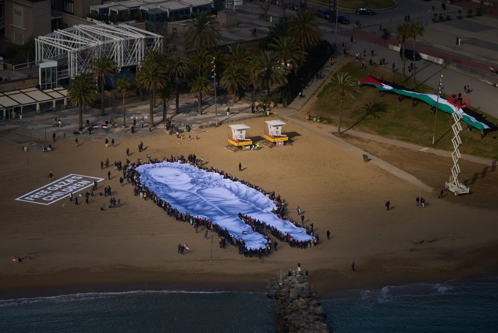 Nadrozmerný portrét 5-ročného palestínskeho dievčaťa, ktoré prišlo o život počas izraelskej invázie na Pásmo Gazy  