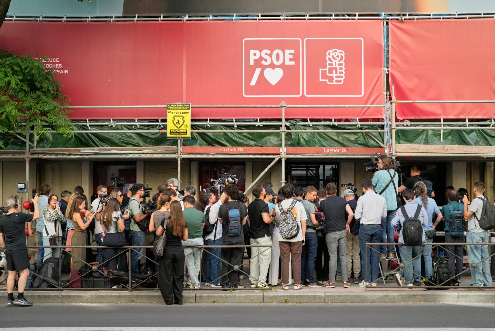 Španielsko: Polícia prehľadáva sídlo vládnej strany PSOE