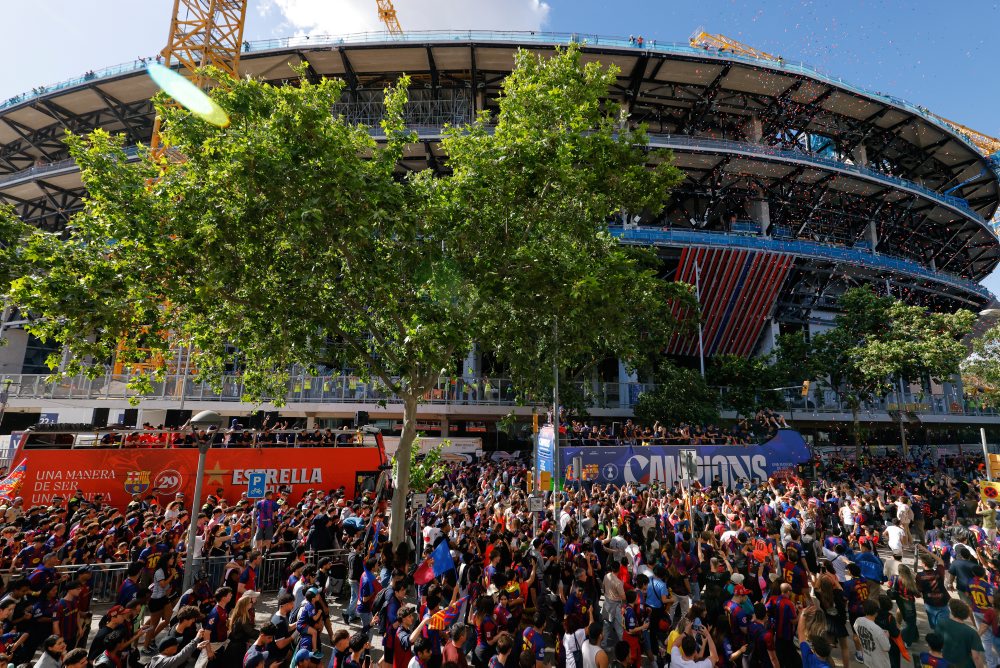 Futbalisti Barcelony oslavujú triuf nad Realom Madrid