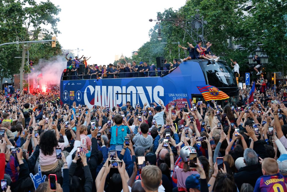Futbalisti Barcelony oslavujú triuf nad Realom Madrid