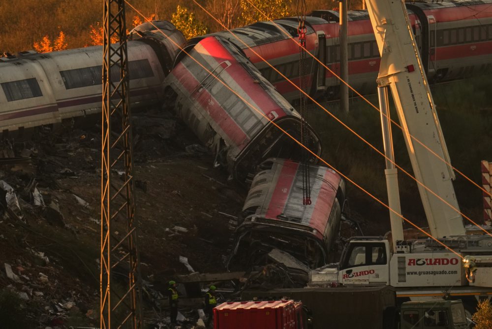 Zrážke vlakov v Španielsku predchádzalo nesprávne rozhodnutie riadiaceho centra