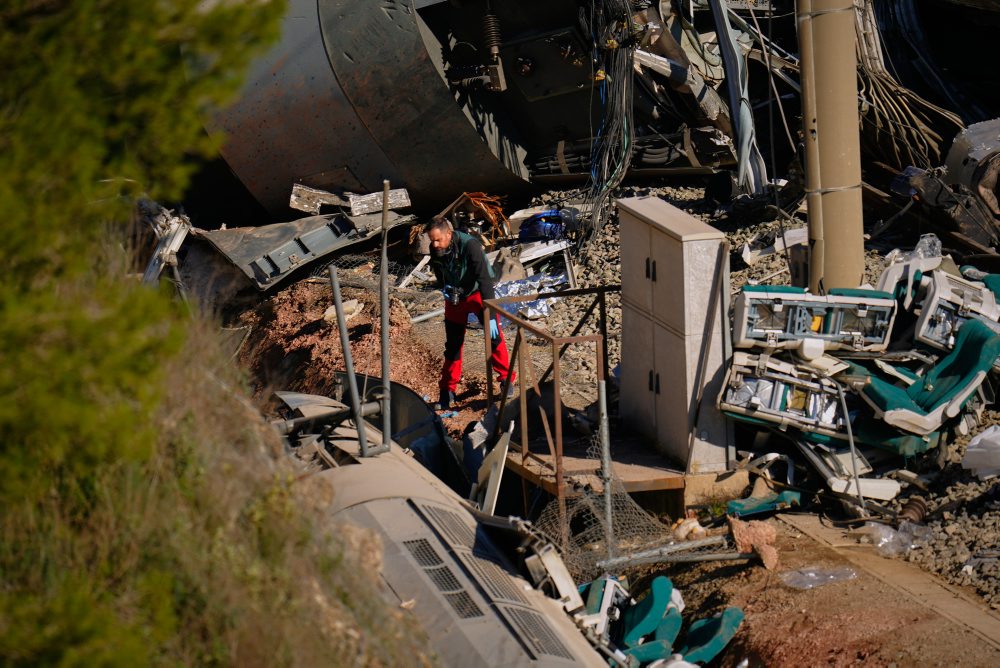 Počet obetí zrážky dvoch vlakov na juhu Španielska stúpol na 41