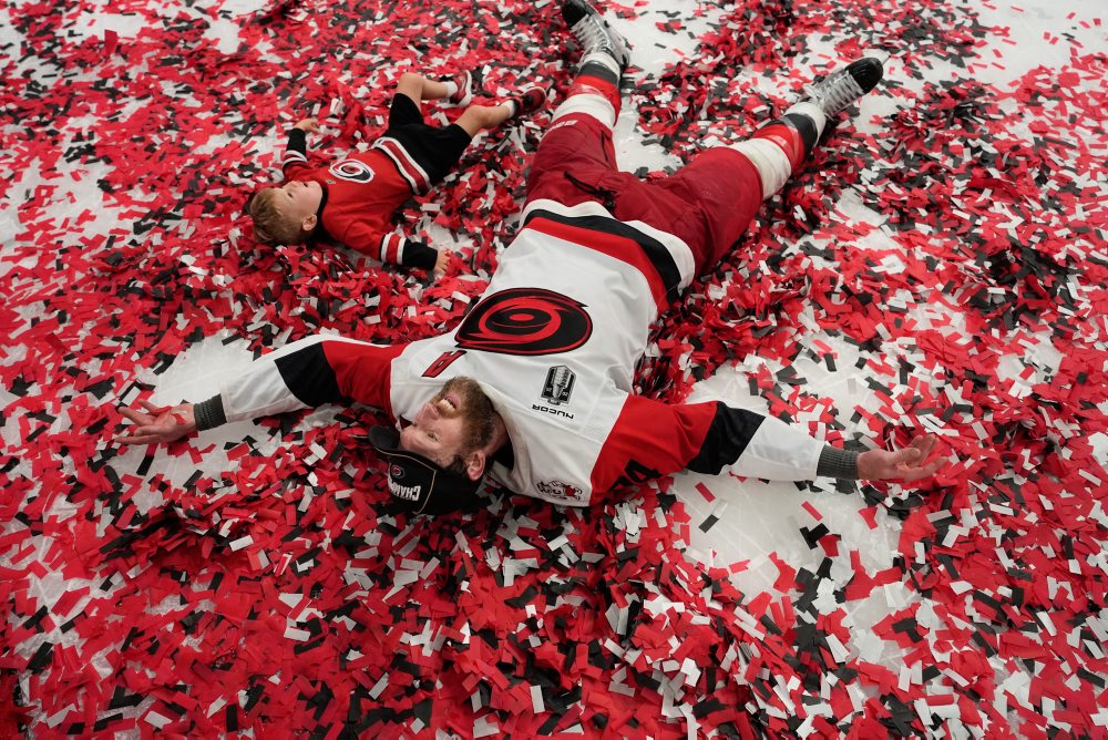 Carolina Hurricanes získala Stanleyho pohár po 20 rokoch, Vegas zdolala 4:2 na zápasy
