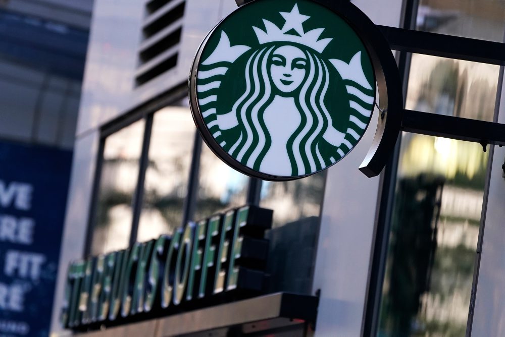 Tržby siete kaviarní Starbucks za október až december stúpli o 6 %