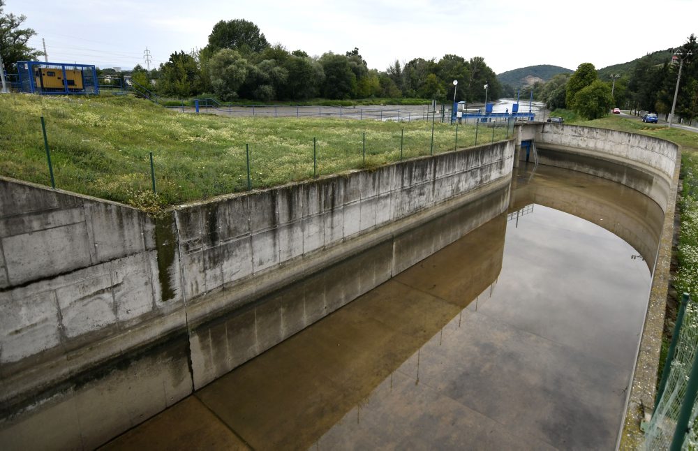 Znížená hladina rieky Laborec v dôsledku plánovanej opravy malej vodnej elektrárne v Strážskom 
