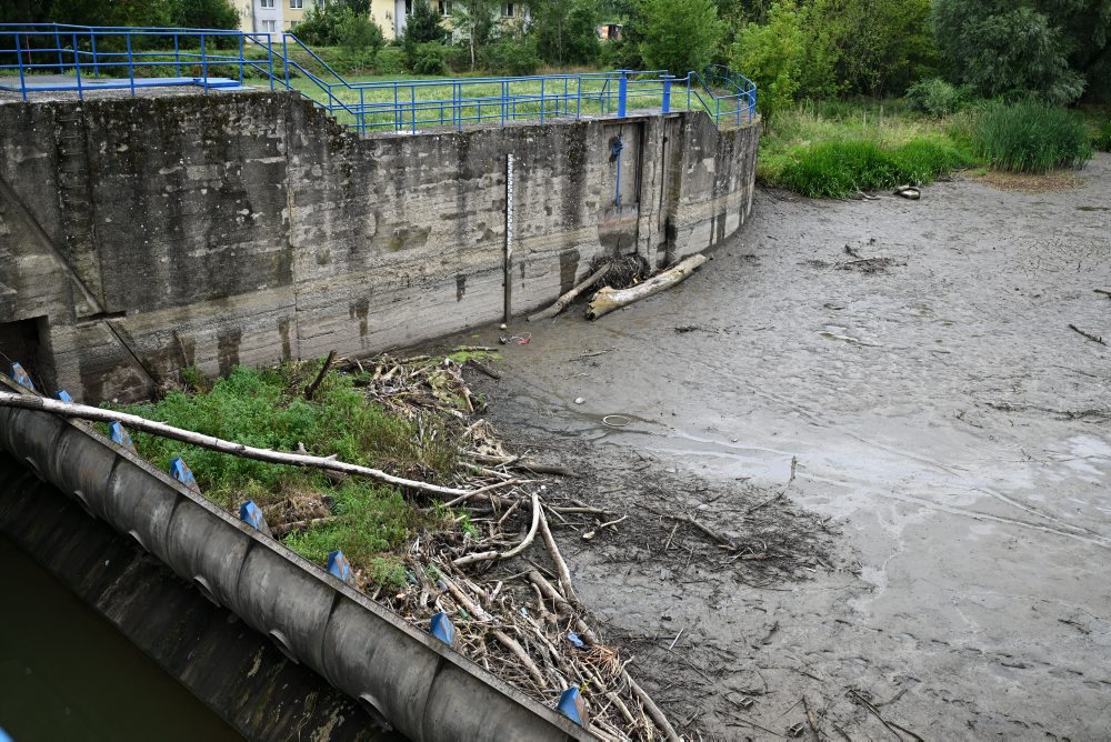 Znížená hladina rieky Laborec v dôsledku plánovanej opravy malej vodnej elektrárne v Strážskom 